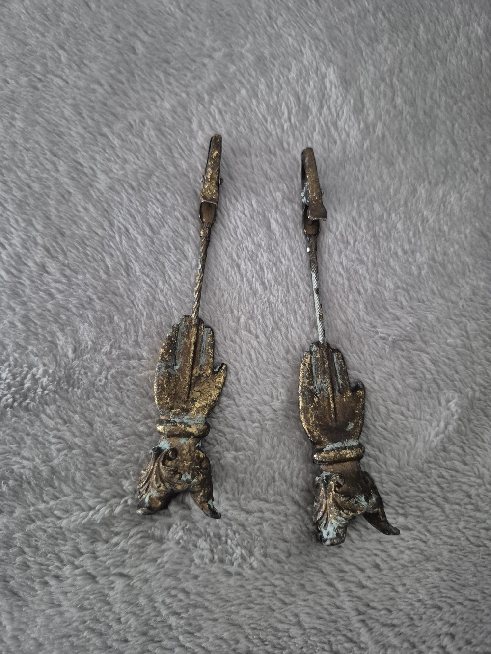 Vintage Ornate Metal Hand Picture Clip